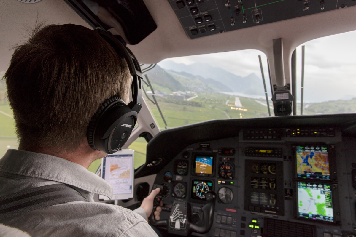 Pilot bei der Landung auf die Piste 08 in Buochs LSZC