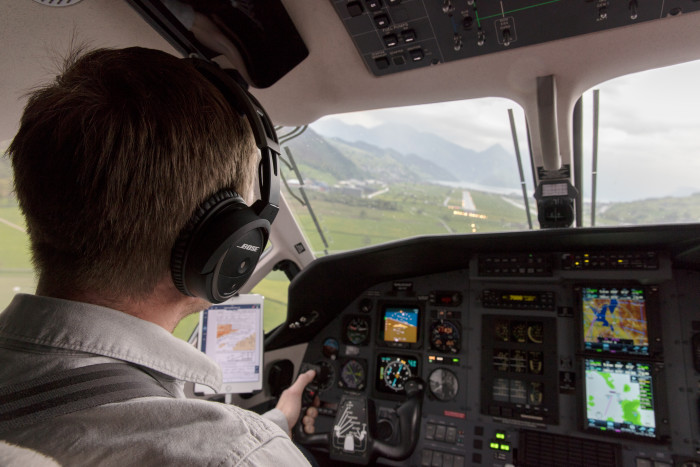 Pilot bei der Landung auf die Piste 08 in Buochs LSZC
